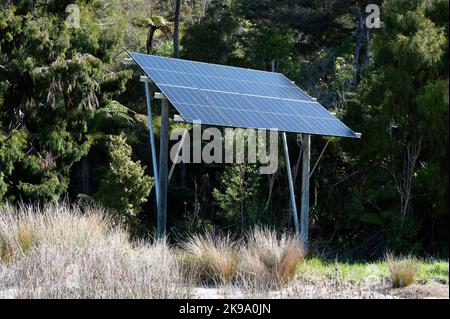 Generazione di energia fuori rete mediante pannelli solari Foto Stock