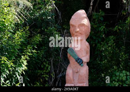 Scultura Maori, te Tana Pukekohatu a Bark Bay nel Parco Nazionale Abel Tasman. Sta tenendo un patu o mero secondo che cosa è fatto da. Esso w Foto Stock