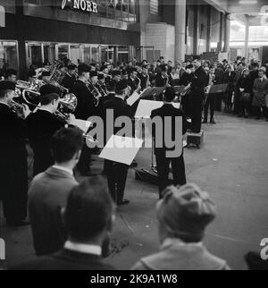 Viaggio storico in treno da Stoccolma a Gothenburg per l'inaugurazione del treno 62. Blåsorchestra Foto Stock