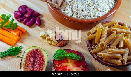 Basso contenuto di zuccheri, alto contenuto di fibre, alimenti proteici, alimenti a basso contenuto di zuccheri. Fagioli, carote, prezzemolo, fico, pomodoro, Avena noci cibo sano soprattutto per i diabetici. Attenzione Foto Stock