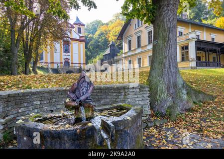 Hradistě Vraclav, kostel sv. Mikuláše, barokní Lázně, Vraclav u Vysokého Mýta, Česká republika / insediamento di Vracla, chiesa di san Nicolao, spa barocca, n. Foto Stock