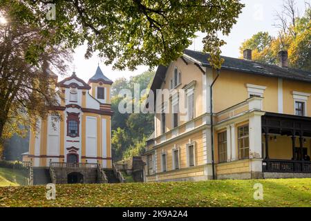 Hradistě Vraclav, kostel sv. Mikuláše, barokní Lázně, Vraclav u Vysokého Mýta, Česká republika / insediamento di Vracla, chiesa di san Nicolao, spa barocca, n. Foto Stock