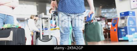 Uomo in viaggio, ritardo del volo, stand in linea per il check-in al terminal dell'aeroporto Foto Stock