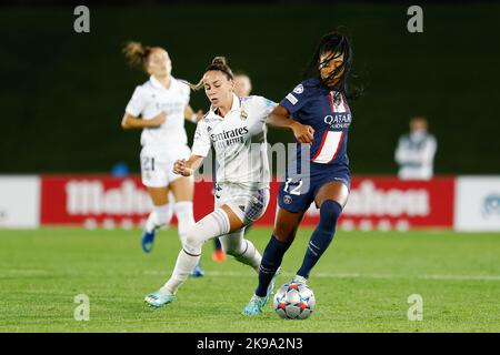 Madrid, Spagna, 26/10/2022, Ashley Lawrence del PSG e Athenea del Castillo del Real Madrid durante la UEFA womenÂ&#X80;&#x99;s Champions League, Gruppo Una partita di calcio tra il Real Madrid e Parigi Saint-Germain il 26 ottobre 2022 allo stadio Alfredo di Stefano a Valdebebas, Madrid, Spagna - Foto: Oscar J Barroso/DPPI/LiveMedia Foto Stock