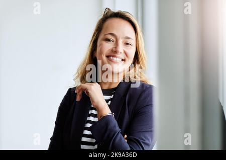 Donne di successo sorridono diverso. Ritratto di un'attraente donna d'affari in posa nel suo ufficio al lavoro. Foto Stock