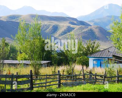 Città vicino al lago Kaindy in Kazakistan Foto Stock