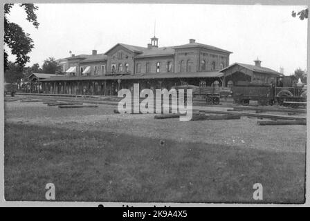 La stazione di Arvika è stata aperta nel 1867. La casa della stazione è stata progettata dall'architetto Edelswaard. Il nuovo magazzino merci è stato costruito nel 1930. La linea principale nordoccidentale fu elettrificata nel 1937. Foto Stock