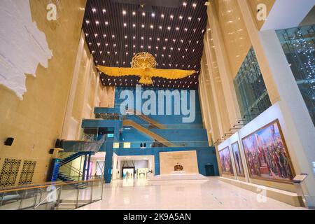 Vista dell'imponente hall principale, entrata, con gigantesco uccello simbolico samruk dorato. Presso il Museo Nazionale della Repubblica del Kazakistan in AST Foto Stock