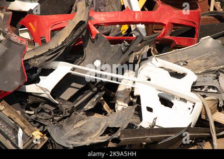 paraurti rotti e parti di automobili sulla strada come spazzatura Foto Stock