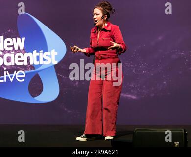 Emma Osborne parla delle onde gravitazionali e di come la loro rivelazione stia ora cominciando a rivelare parti dell'universo precedentemente nascoste a noi, sullo Stage dell'Universo, al nuovo Scientist Live 2022 Foto Stock