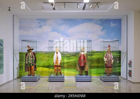 Vista di un gruppo di tradizionali, antichi guardaroba kazako, abbigliamento, costumi. Al Museo Nazionale della Repubblica del Kazakistan ad Astana, Nursultano Foto Stock