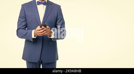 uomo corto in abito bow tie chattare sul telefono isolato su bianco con spazio copia Foto Stock