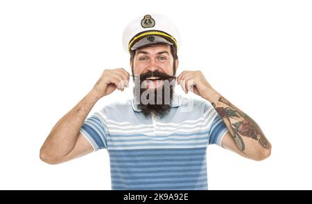 Con grande barbiere viene grande barba. I baffi di baffi di wirl di marinan felici isolati su bianco. Uomo barbuto in uniforme marina. Barbiere. Tagliare e radere Foto Stock