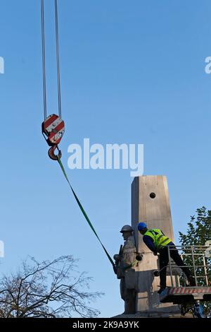 Il Monumento della gratitudine dell'Armata Rossa fu smantellato a Glucczyce, Polonia, il 26 ottobre 2022. Questa è la fase successiva della decommunizzazione dello spazio pubblico, la Foto Stock