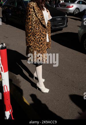 Milano, Italia - Febbraio, 2022: Abiti Street style - sfilata di moda durante la settimana della Moda di Milano Foto Stock