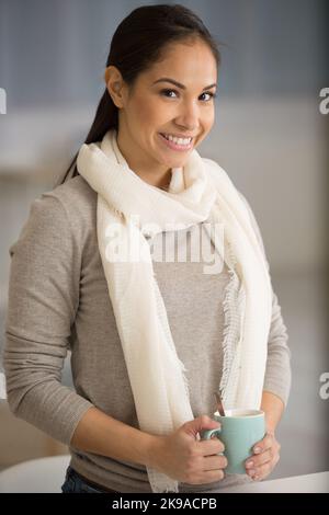 buona donna bere caffè Foto Stock