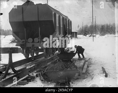 Le ferrovie statali, SJ auto-allentamento carbone auto, BGV 7 o 8 tris-axled carrello a sella con 325HL Space. Foto Stock