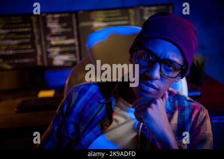 Foto di persona seriamente sicura seduta sedia mano touch mento operativo server sera posto di lavoro al chiuso Foto Stock