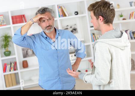 Discussione tra padre e figlio Foto Stock