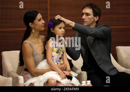 Non esclusiva: 26 ottobre 2022, Città del Messico, Messico: Ballerina internazionale Elisa Carrillo Cabrera, suo marito Mikhail Kaniskin e sua figlia Maya Foto Stock