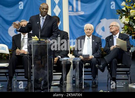 Chapel Hill, USA. 22nd Feb, 2015. L'ex giocatore del North Carolina Phil Ford parla durante un servizio commemorativo per l'ex allenatore del North Carolina Dean Smith il 22 febbraio 2015 presso lo Smith Center di Chapel Hill, North Carolina. (Foto di Robert Willett/Raleigh News & Observer/TNS/Sipa USA) Credit: Sipa USA/Alamy Live News Foto Stock