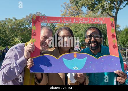 Politici Letitia James, Brad Lander & Shekar Krishnan posa per una divertente foto in occasione di una celebrazione Diwali 2022 a Travers Park, Jackson Heights, Queens. Foto Stock