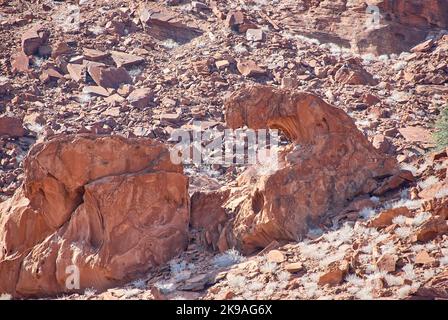 Twyfelfontein, Namibia - 07-16-2013: Le incisioni rupestri sono patrimonio dell'umanità dell'UNESCO nel nord della Namibia Foto Stock