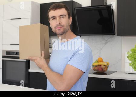 Uomo che riceve un pacchetto a casa Foto Stock
