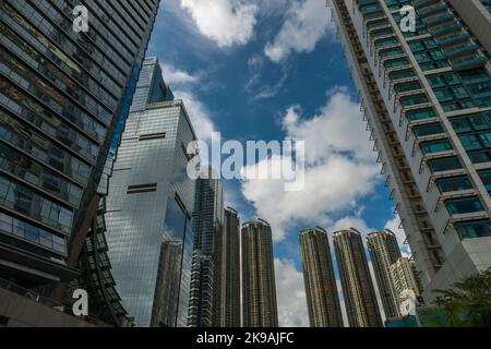 La caratteristica base ricurva della parete della tenda dell'ICC, con il Cullinan. Sorrento e il porto, Union Square, West Kowloon, Hong Kong Foto Stock
