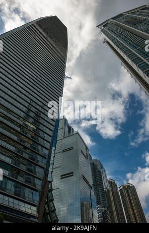 La caratteristica base ricurva della parete della tenda dell'ICC, con il Cullinan. Sorrento e il porto, Union Square, West Kowloon, Hong Kong Foto Stock