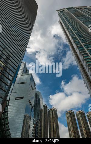 La caratteristica base ricurva della parete della tenda dell'ICC, con il Cullinan. Sorrento e il porto, Union Square, West Kowloon, Hong Kong Foto Stock