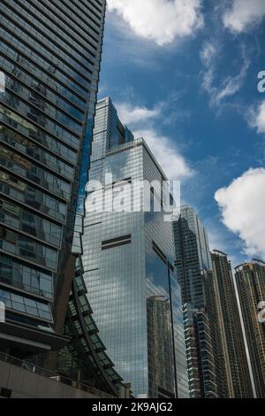 La caratteristica base curva della parete della tenda della ICC, con il Cullinan e Sorrento, Union Square, West Kowloon, Hong Kong Foto Stock