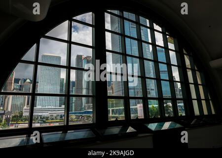 1ifc, 2ifc, Exchange Square, Jardine House e il passaggio sopraelevato centrale incorniciato da una finestra del Central Ferry Pier link Building, Hong Kong Isla Foto Stock