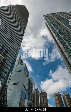 La caratteristica base ricurva della parete della tenda dell'ICC, con il Cullinan. Sorrento e il porto, Union Square, West Kowloon, Hong Kong Foto Stock