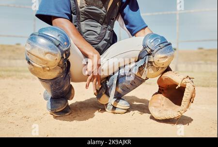 Baseball, sport e mani di un uomo con un segno durante una partita, una competizione o un evento su un campo. Atleta professionista in attesa della palla durante lo sport Foto Stock