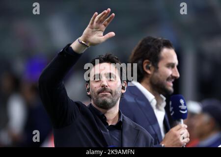 L'ex giocatore Diego Milito saluta i tifosi durante la partita UEFA Champions League Group C tra FC Internazionale e Viktoria Plzen allo Stadio Giuseppe Meazza il 26 ottobre 2022 a Milano Italia . Foto Stock