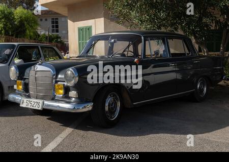 Felanitx, Spagna; 23 2022 ottobre: Mercedes antica grigio scuro auto, parcheggiata per strada in una mostra di auto d'epoca. Felanitx, isola di Maiorca, Sp Foto Stock