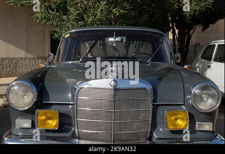 Felanitx, Spagna; 23 2022 ottobre: Mercedes antica grigio scuro auto, parcheggiata per strada in una mostra di auto d'epoca. Felanitx, isola di Maiorca, Sp Foto Stock