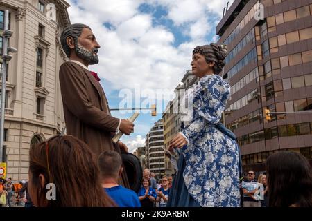 Barcellona, Catalogna, Spagna - 26 settembre 2022: Sfilata con figure mascherate alle feste della merce di Barcellona Foto Stock