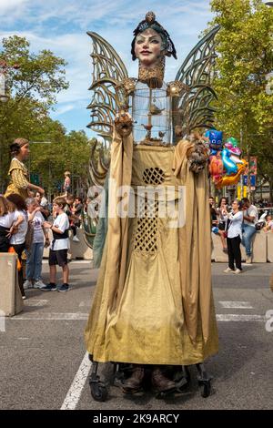 Barcellona, Catalogna, Spagna - 26 settembre 2022: Sfilata con figure mascherate note come giganti e grandi teste ai festeggiamenti della merce di Barcellona Foto Stock