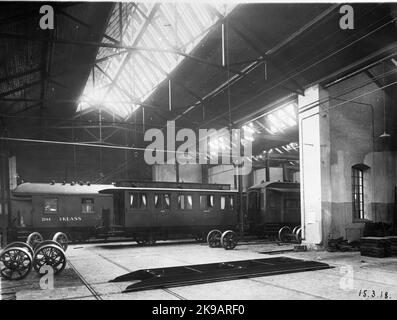 L'officina del carro. Le vetture sono il carrello C07 2144 che ha sbarazzato delle centine metalliche della finestra nel luglio 1917 e ha ricevuto le piattaforme integrate nel 1929. C1 1168 prodotto a Kockum nel 1889 per la ferrovia di Gothenburg-Halland, dove divenne C 626. Il carrello è stato abolito nel 1932. Presso il ristorante Car AB03- 35 della zona pranzo. Ha qui glassjalusi sulla finestra che è stato montato nel 1916.tt Foto Stock