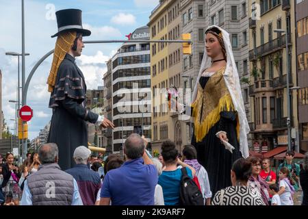 Barcellona, Catalogna, Spagna - 26 settembre 2022: Sfilata con figure mascherate note come giganti e grandi teste ai festeggiamenti della merce di Barcellona Foto Stock