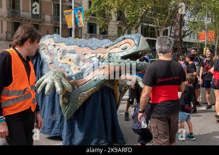 Barcellona, Catalogna, Spagna - 26 settembre 2022: Sfilata con figure mascherate alle feste della merce di Barcellona Foto Stock