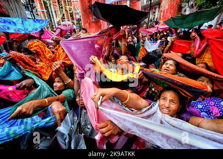 Kolkata, India. 26th Ott 2022. I devoti indù raccolgono offerte di buon auspicio dal tempio di Madanmohan (Lord Krishna) durante il festival. Annakut o Govardhan Puja è un festival indù in cui i devoti preparano e offrono una grande varietà di cibo vegetariano a Lord Krishna come segno di gratitudine per averli salvati dalle inondazioni come da mitologia indù. (Foto di Avishek Das/SOPA Images/Sipa USA) Credit: Sipa USA/Alamy Live News Foto Stock