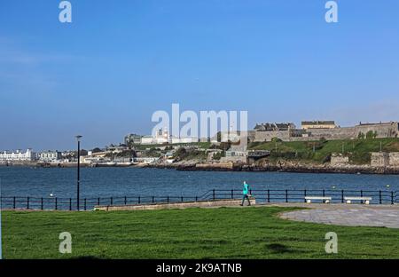 Il lungofiume di Plymouth dal Monte Batten, la storica Cittadella, il Hoe e il West Hoe sono tutti presenti in questo scatto con un camminatore solista al Monte Batten di fronte a te Foto Stock