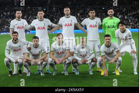 Tottenham Hotspur Team spara prima del calcio di inizio Back Row:- Tottenham Hotspur's Pierre-Emile Hojbjerg, Tottenham Hotspur's Matt Doherty, Tottenham Hotspur Foto Stock