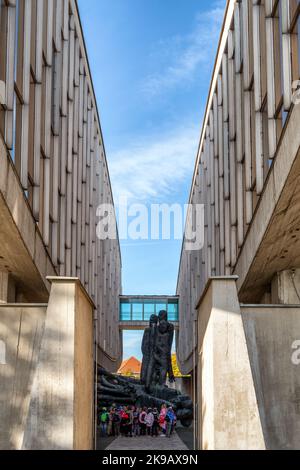 Banska Bystrica, Slovacchia - 5 ottobre 2022: Bambini che guardano sculture nel Museo della rivolta nazionale slovacca a Banska Bystrica, Slovacchia. Foto Stock