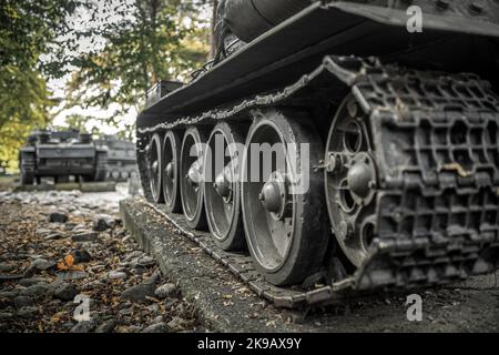 Carri armati nazisti e sovietici nel museo della rivolta nazionale slovacca a Banska Bytsrica, Slovacchia. Foto Stock