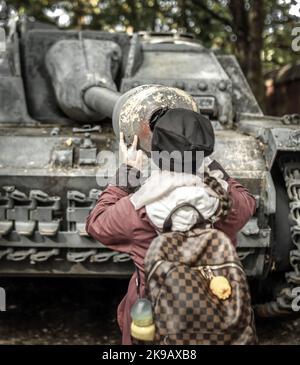 Ragazza che guarda al barile di vecchio carro armato tedesco nel museo della rivolta nazionale slovacca a Banska Bystrica Foto Stock