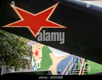 Banska Bystrica, Slovacchia - 5 ottobre 2022: Rosso sovietico di stella sull'ala del vecchio aereo li-2 Lisunov dalla seconda guerra mondiale nel Museo nazionale slovacco u Foto Stock